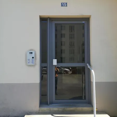 Terrasse, Vue Sur Jardin Arbore Et Place De Parking Apartment *